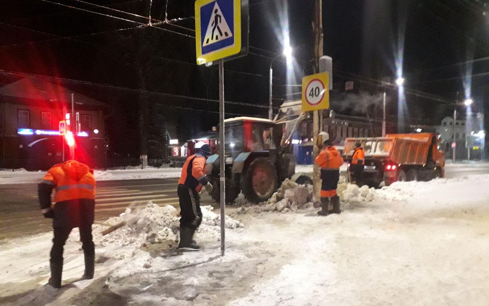 В Костроме активизированы работы по вывозу снега с остановок, переходов и тротуаров