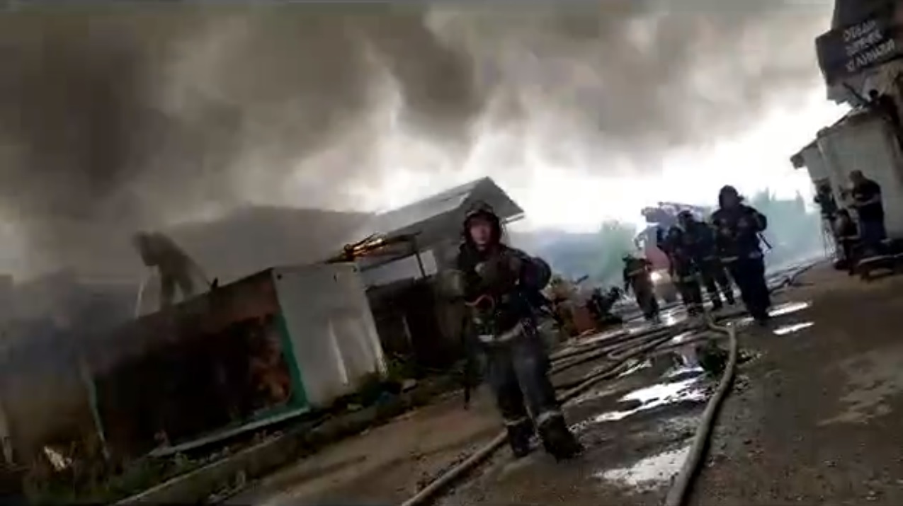 Пожарные в Костроме предотвратили взрыв баллонов с кислородом и углекислотой