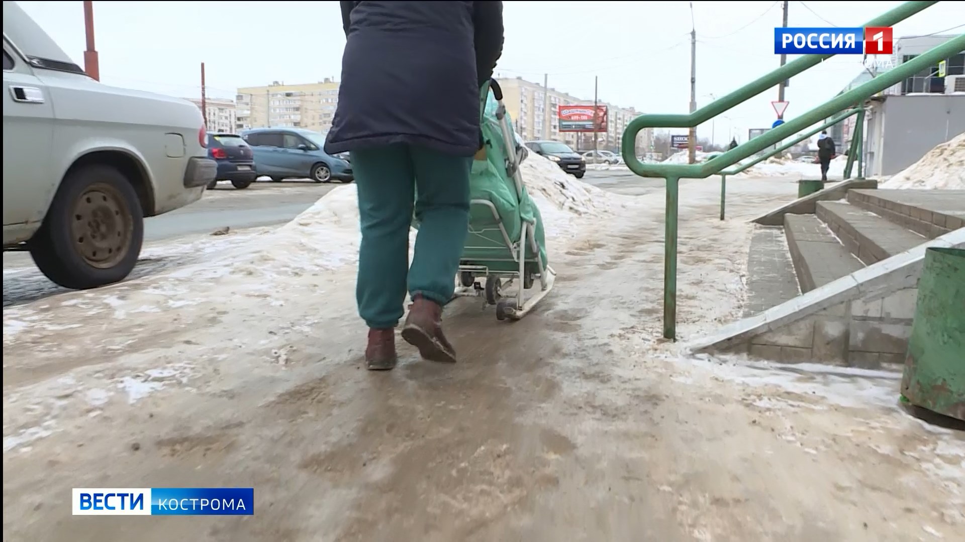 Дорожники в Костроме пятые сутки борются с гололедом