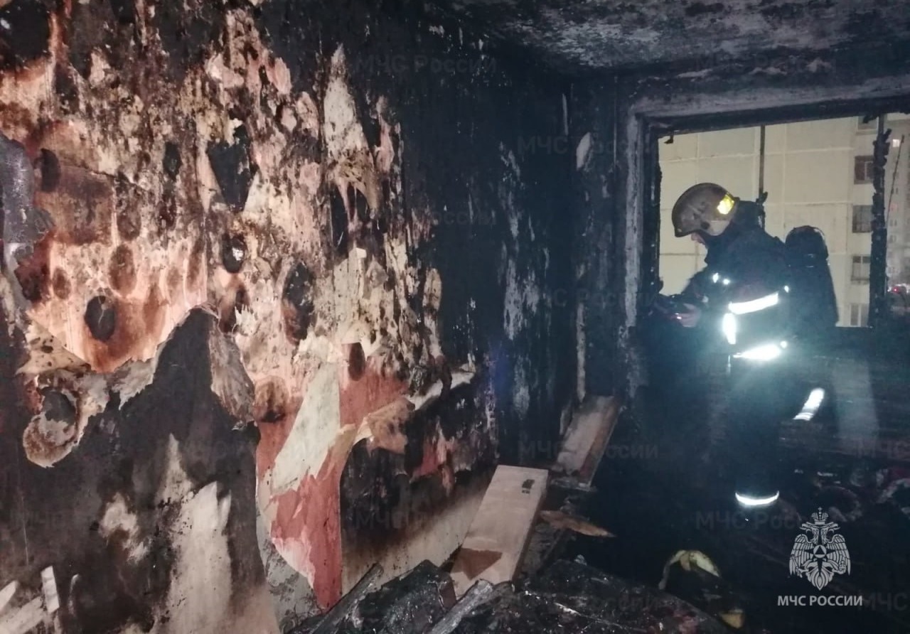 Пожарные спасли человека из загоревшейся квартиры в Костроме