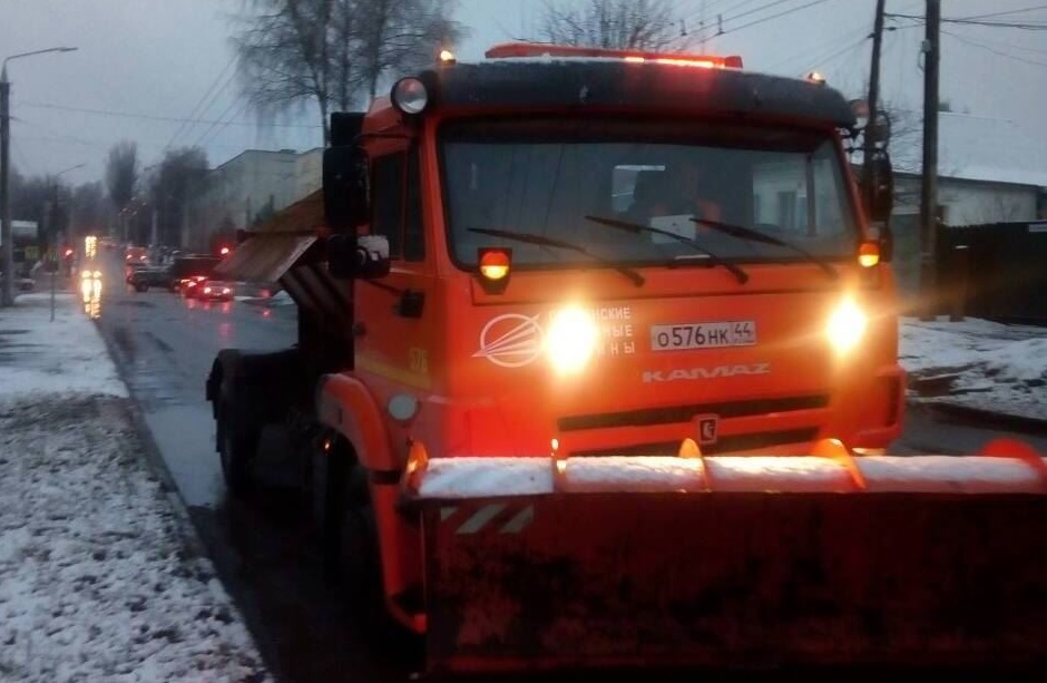 С началом снегопада на уборку Костромы вышли 16 дорожных машин