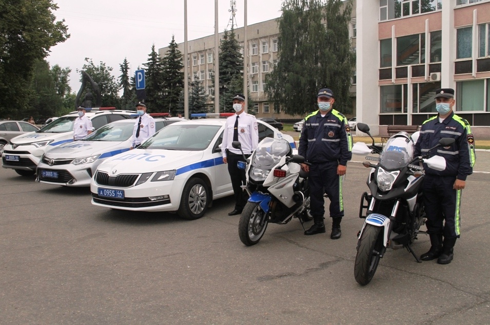 Костромские автоинспекторы отмечают профессиональный праздник