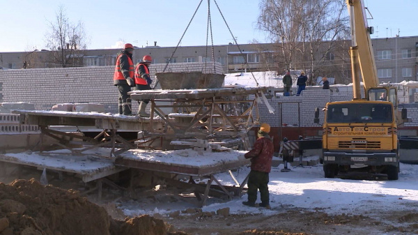 Строящийся дом для костромских переселенцев проинспектировали чиновники мэрии