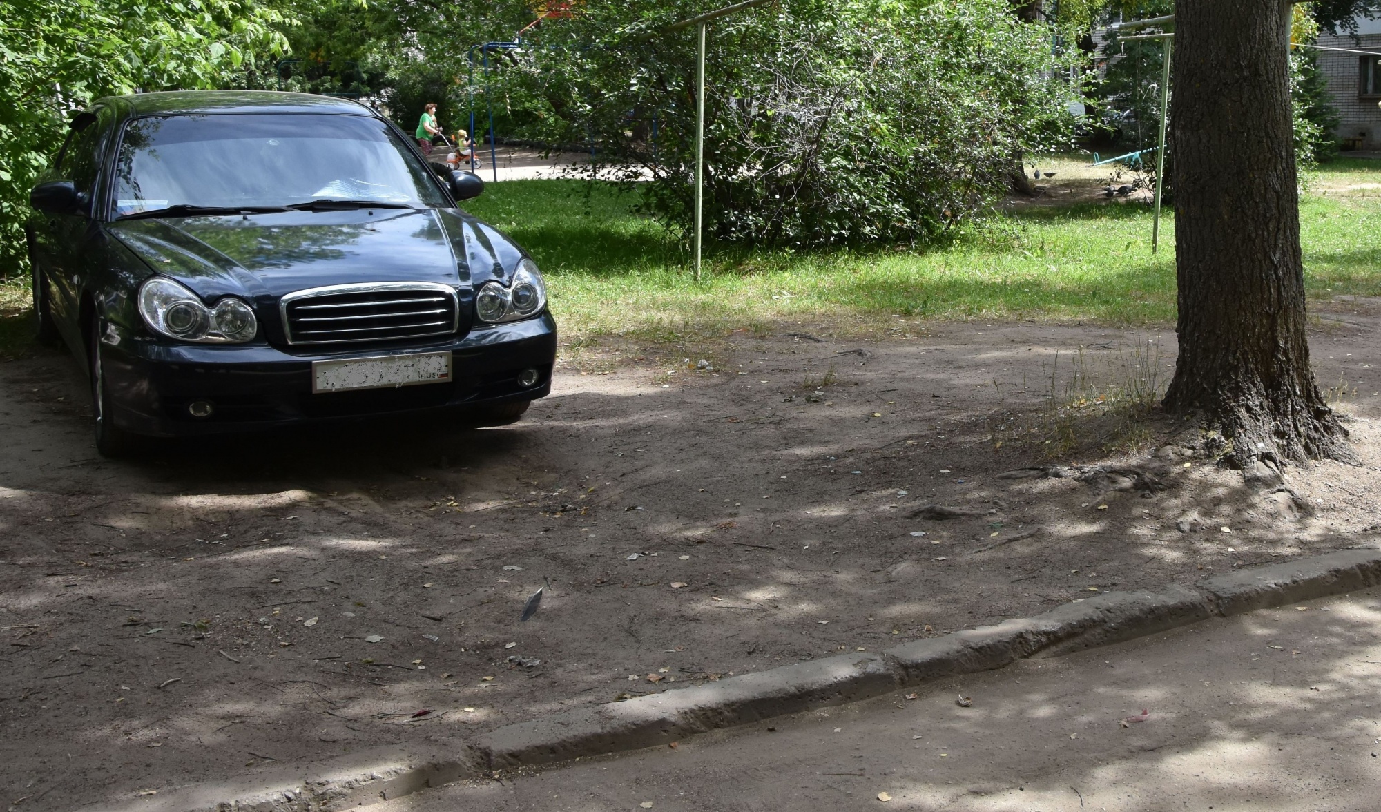 Десятки автовладельцев в Костроме предупредили об ответственности за парковку на газонах и детских площадках