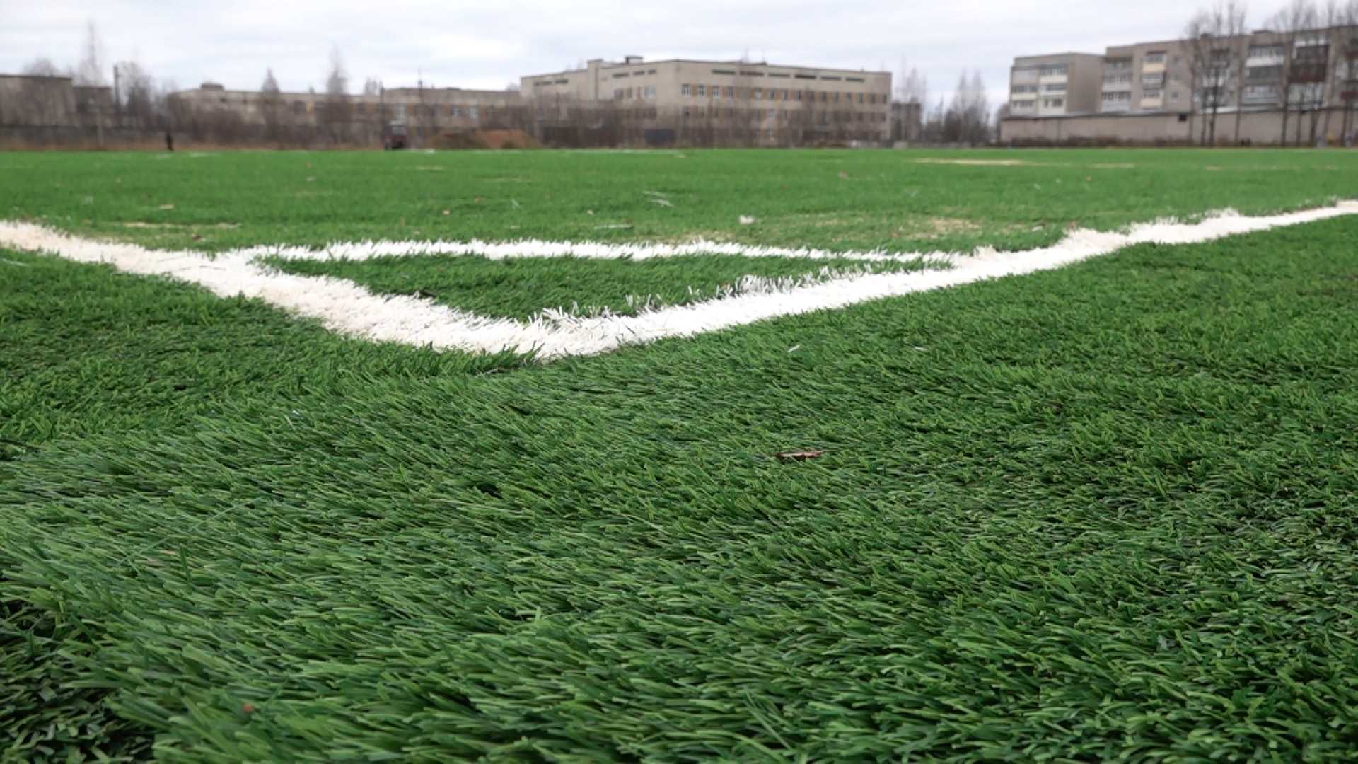 Главный стадион Шарьи покрылся футбольным «ковром»