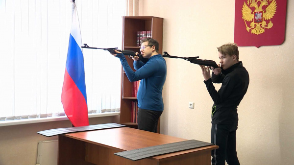 Школьники Костромской области взяли в руки лазерные винтовки