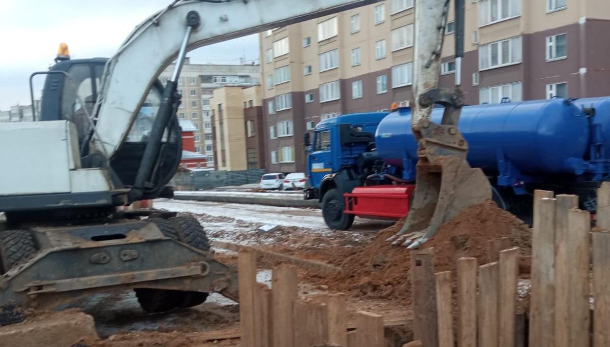 Горводоканал устраняет повреждения на водоводе на улице Профсоюзной в Костроме
