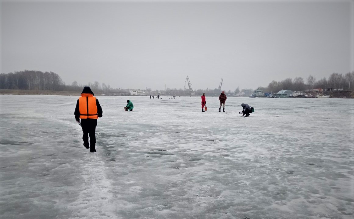 С начала активного таяния снега в Костроме спасатели вывели со льда 32 рыбаков