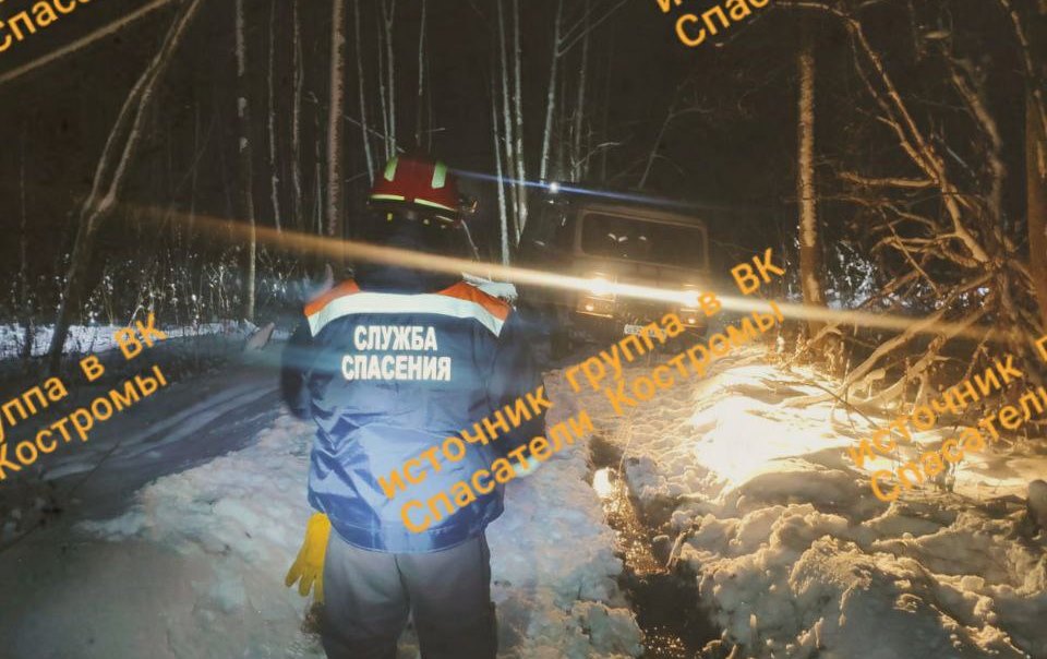 Спасатели не дали замерзнуть костромичам на дороге
