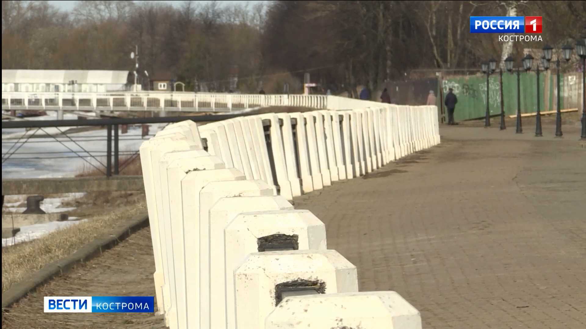 Набережную Волги в Костроме покорёжило весенними водами