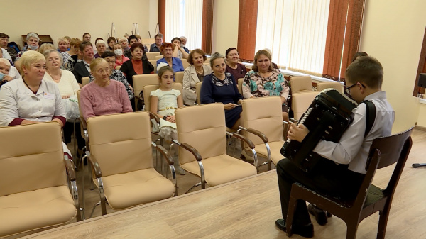 Школьники в Костроме устроили концерт для ветеранов детской больницы