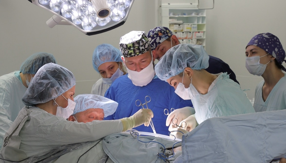 Онкологи в Костроме провели серию операций под руководством известного профессора