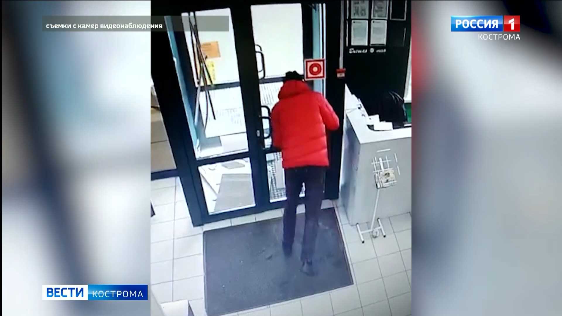 Костромич попытался открыть двери магазина своей головой
