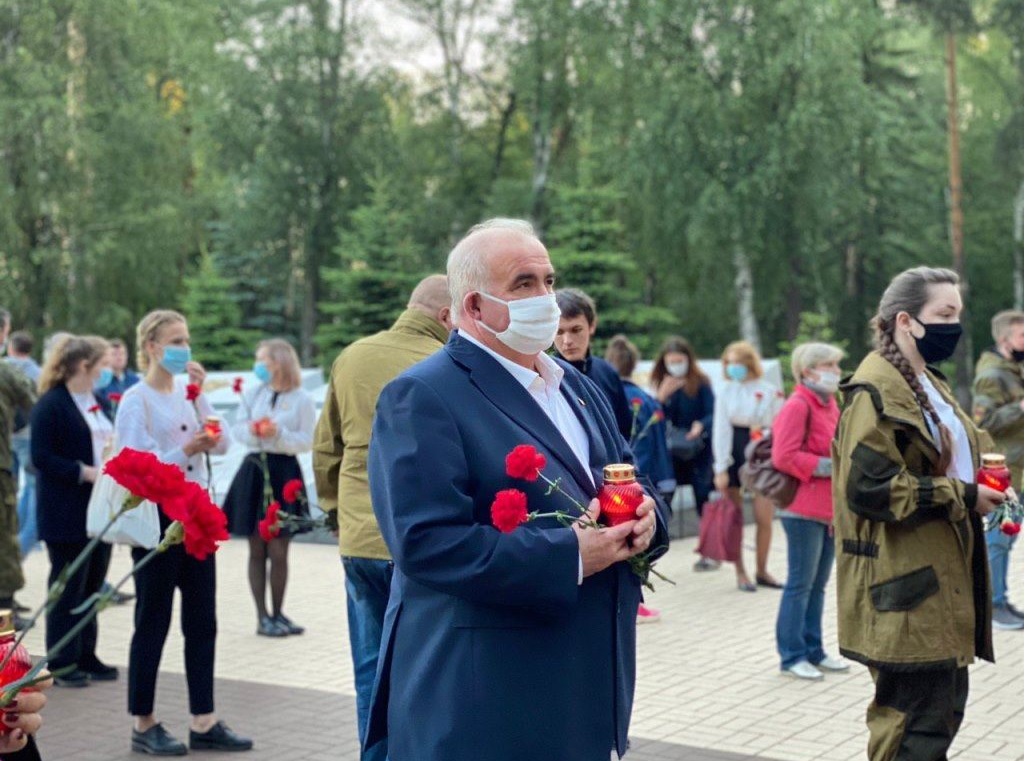 Сегодня в 4:00 в Костроме зажгли Свечи памяти у «Вечного огня»