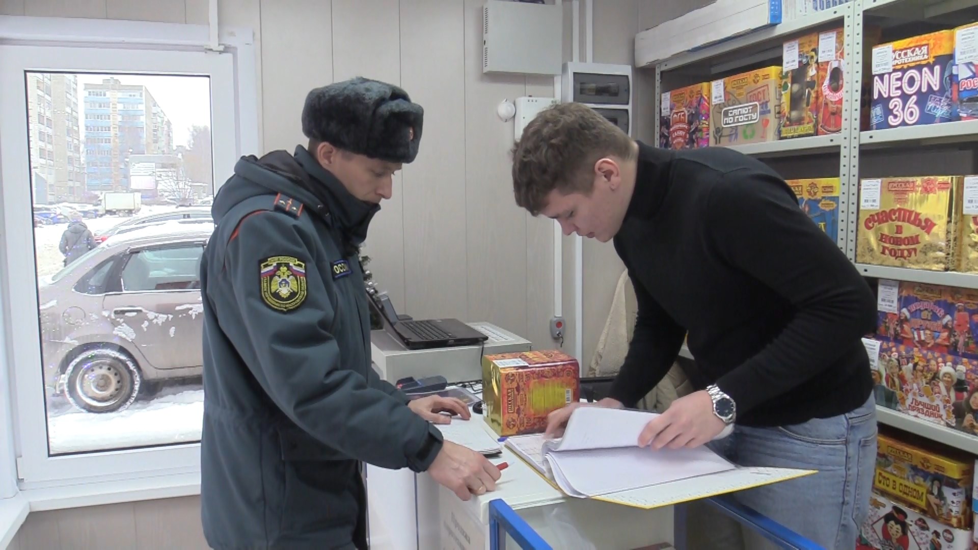Сотрудники МЧС взялись за проверку мест продажи пиротехники в Костроме