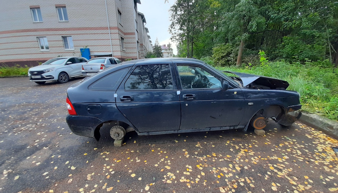 Муниципальные службы вывозят с улиц и дворов Костромы брошенные автомобили