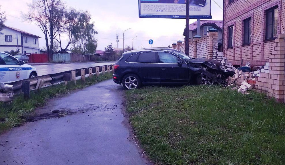 Пьяный водитель иномарки протаранил забор частного дома в Костроме