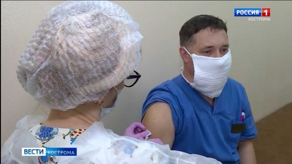 Костромские медики сделали вторую прививку от COVID-19