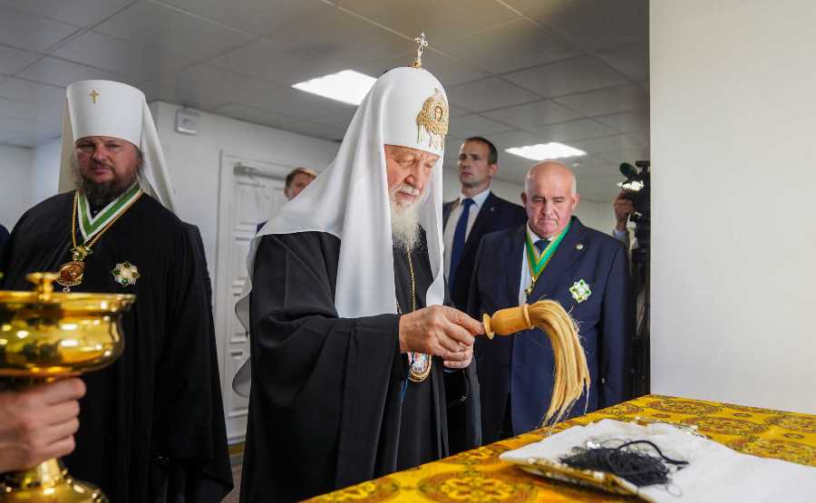 Патриарх Кирилл освятил нательные крестики для бойцов-костромичей