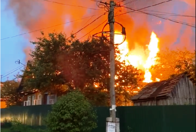 В Костроме сгорел двухквартирный жилой дом