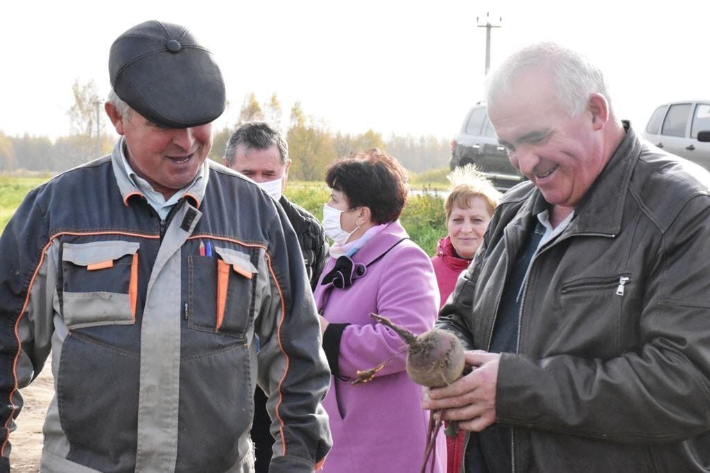Губернатор Сергей Ситников радуется успехам костромских аграриев