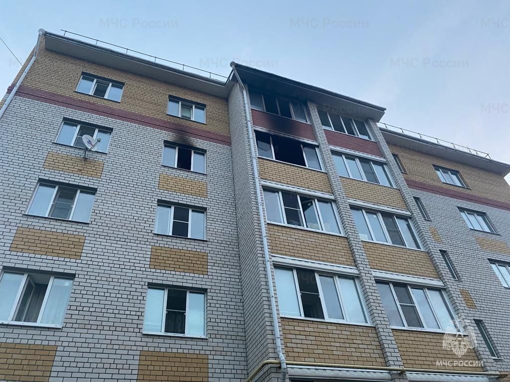 Спасателям пришлось эвакуировать 40 жителей горящей многоэтажки в Костроме