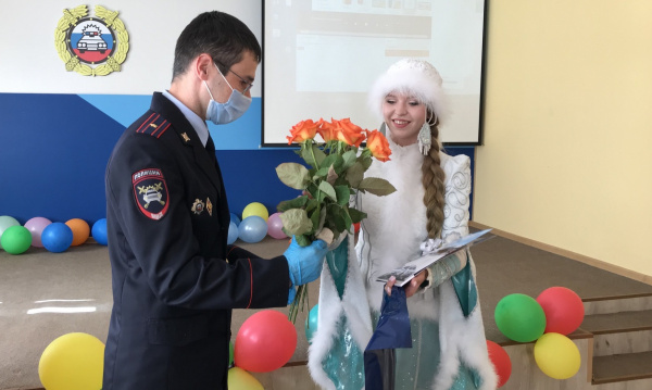 Костромскую Снегурочку отметили наградой в ГИБДД