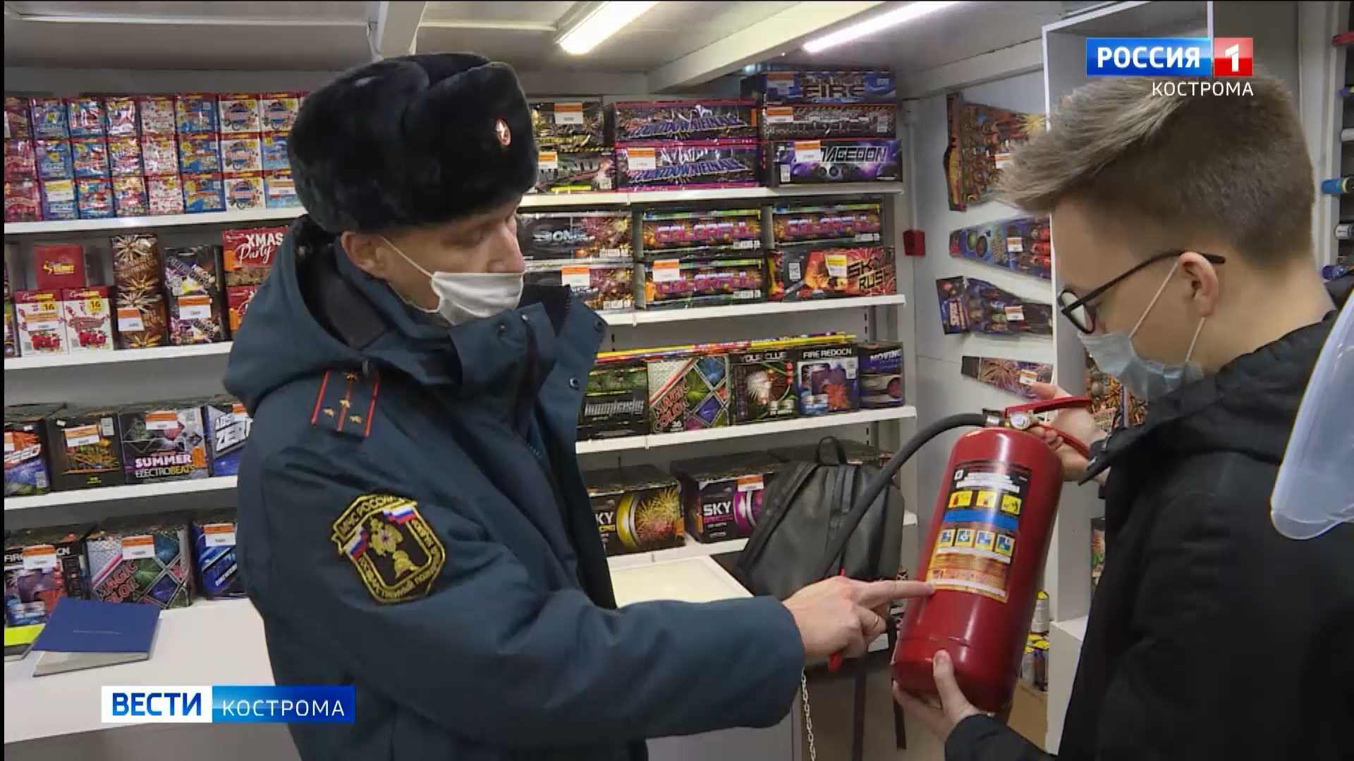 Сотрудники МЧС проверили новогодние арсеналы пиротехников в Костроме