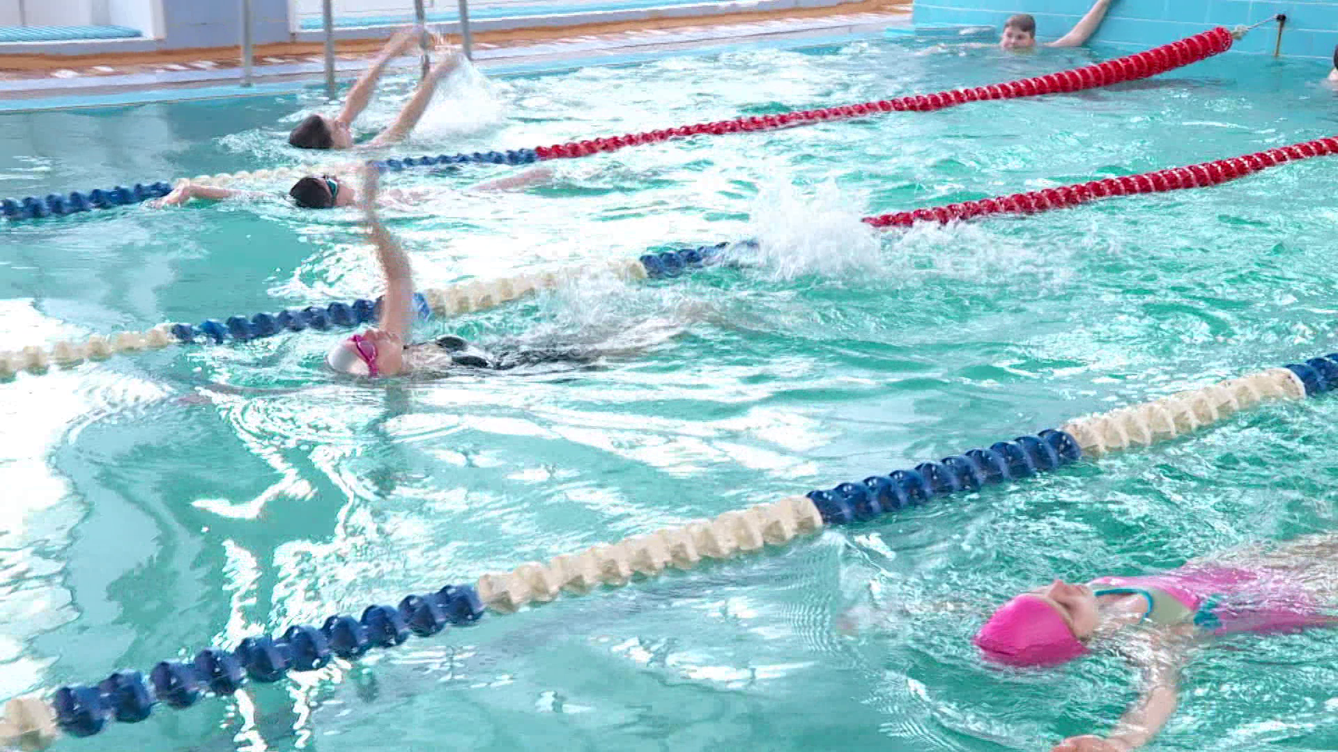 Более двухсот тренеров научат юных костромичей держаться на воде