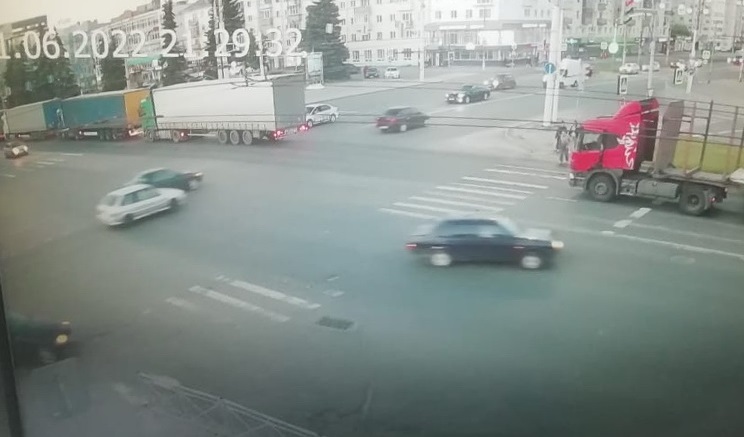 Перегородившего перекресток в Костроме водителя фуры привлекли к ответственности