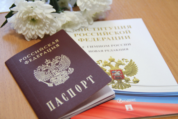 Выдачу паспортов для костромичек превратили в цветочную церемонию