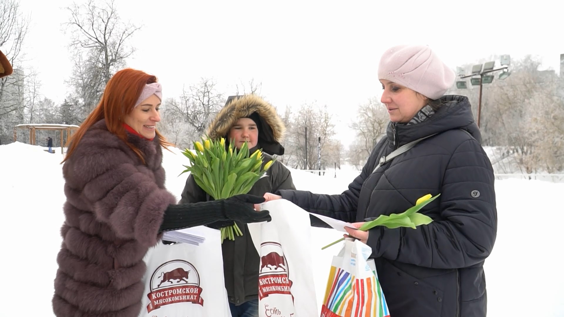 В городских парках жительницам Костромы дарили цветы и вкусные подарки