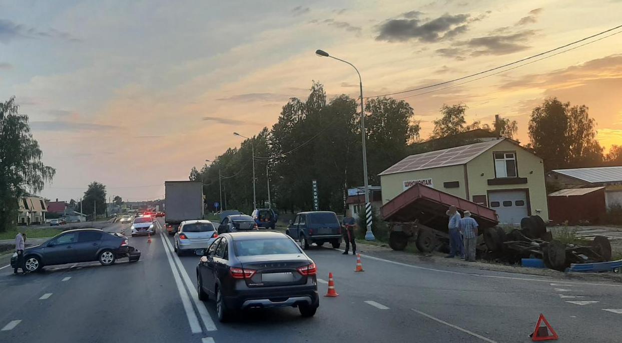 Два человека пострадали в массовой аварии на въезде в Кострому