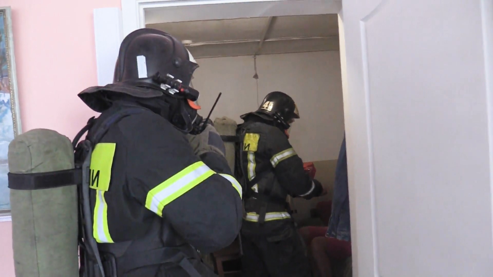 Пожарные в Костроме вынесли на руках неаккуратную курильщицу в бессознательном состоянии