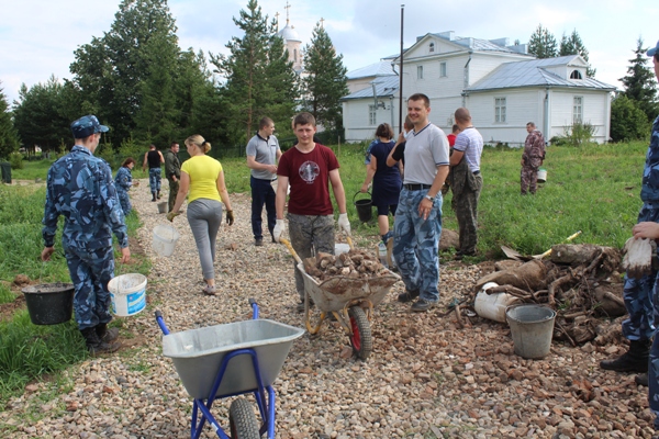 В Костромской области работники СИЗО убрали камни из монастырского огорода