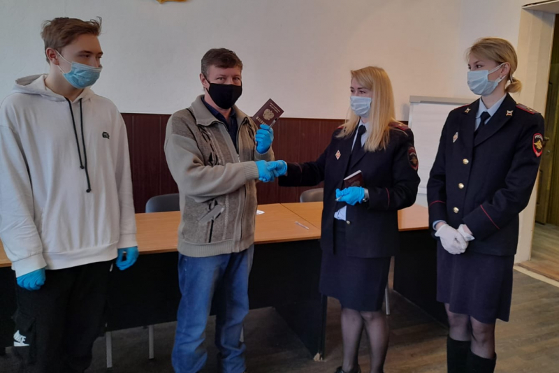 Костромские полицейские ко Дню защитника Отчества выдали паспорта уроженцам Казахстана
