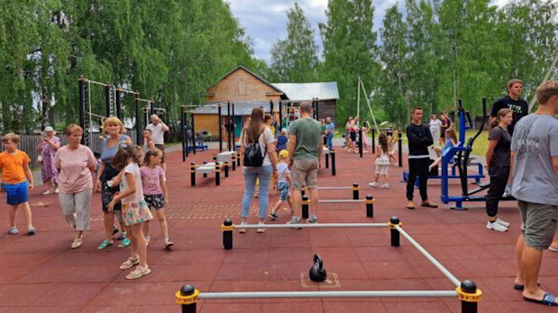 Для жителей костромского поселка оборудовали многофункциональную спортивную площадку