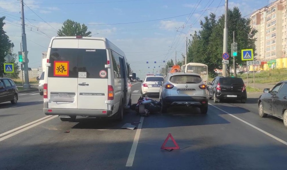 Молодой мотоциклист в Костроме врезался в маршрутку