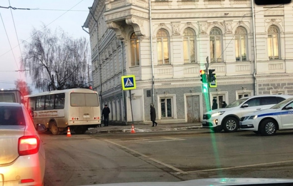 Под колёсами автобуса в центре Костромы погибла женщина