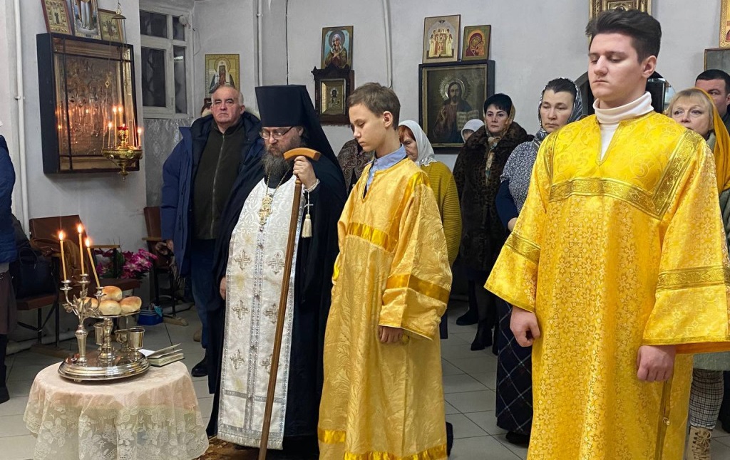 Сергей Ситников принял участие в богослужении в Благовещенском храме Нерехты