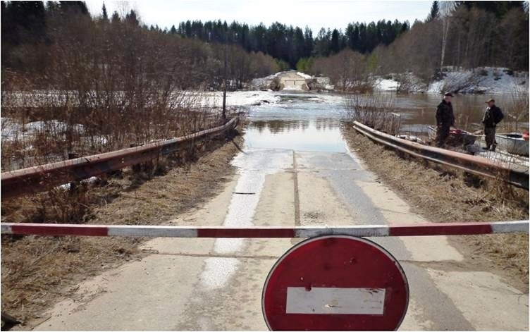 В Солигаличском районе подтопило низководный мост через реку Кострому