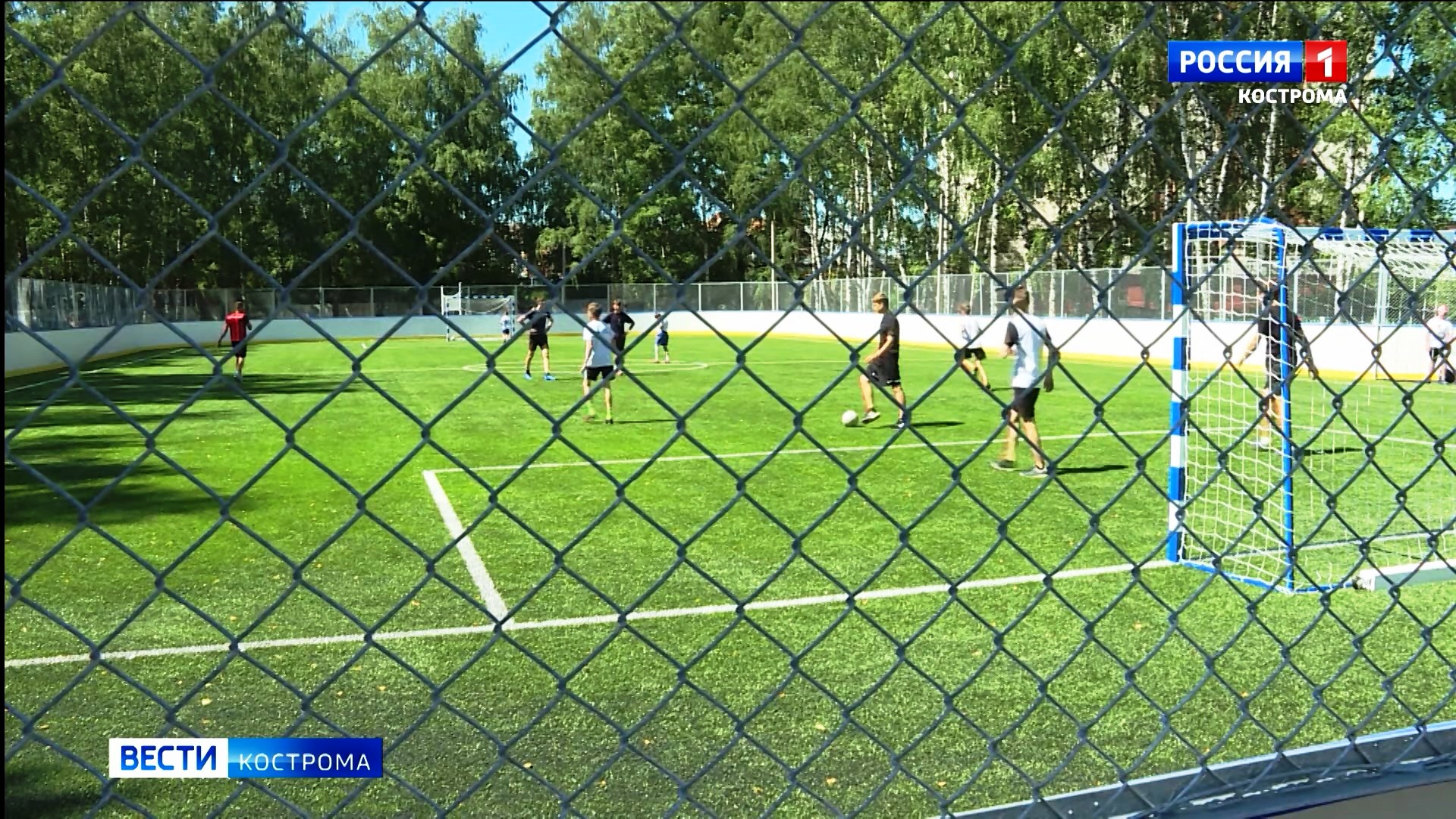 На школьном стадионе в Костроме открылся современный спорткомплекс