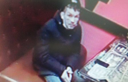 Полиция ищет мужчину, укравшего смартфон у спящего в баре костромича