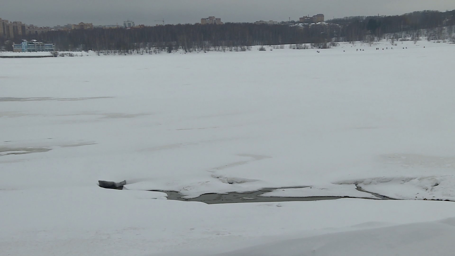 Трещина река. Лед на реке. Промоина во льду. Трещины на льду. Река Сула Кострома.