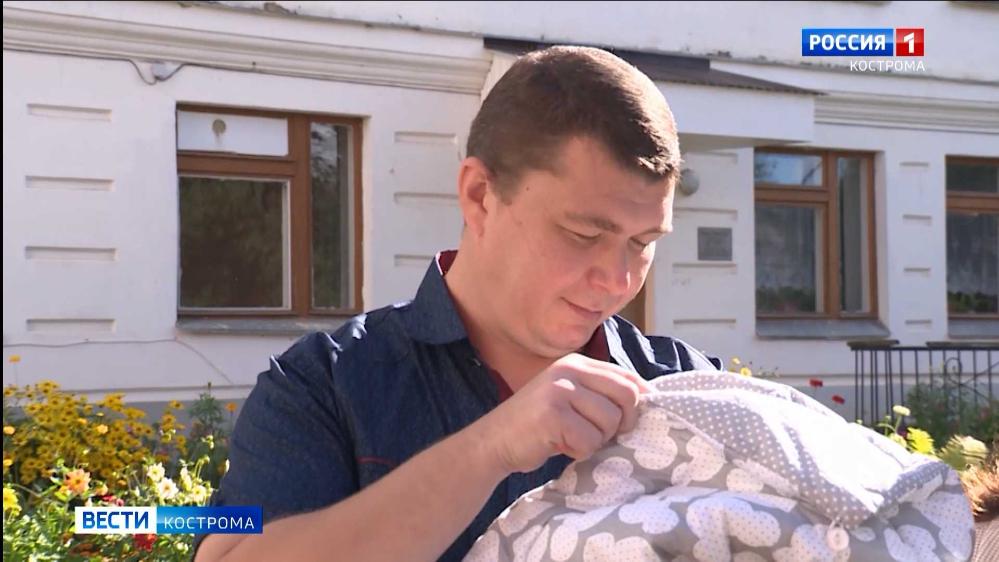 Церемония вручения подарков новорождённым в Костроме прошла торжественно тихо