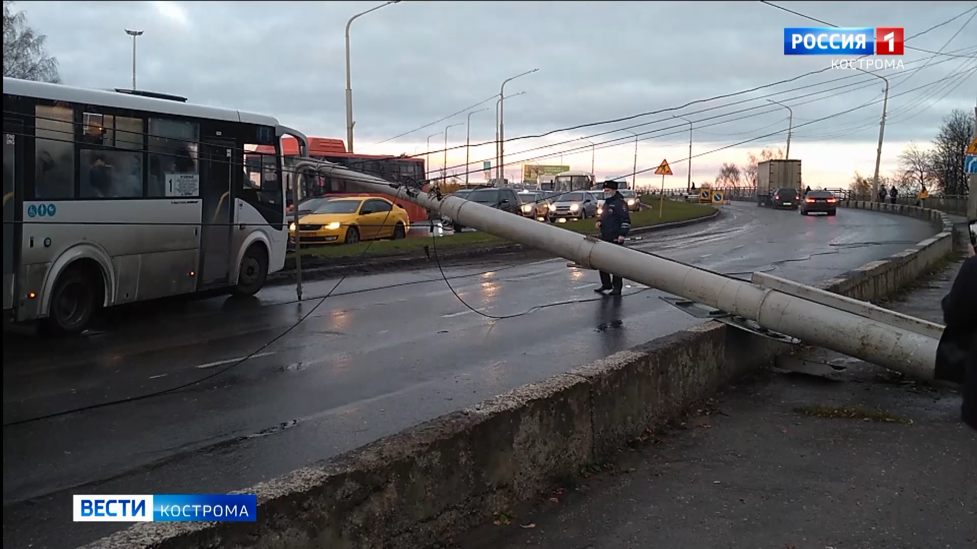 Пробка из-за упавшего в Костроме столба исчезнет после 20 часов