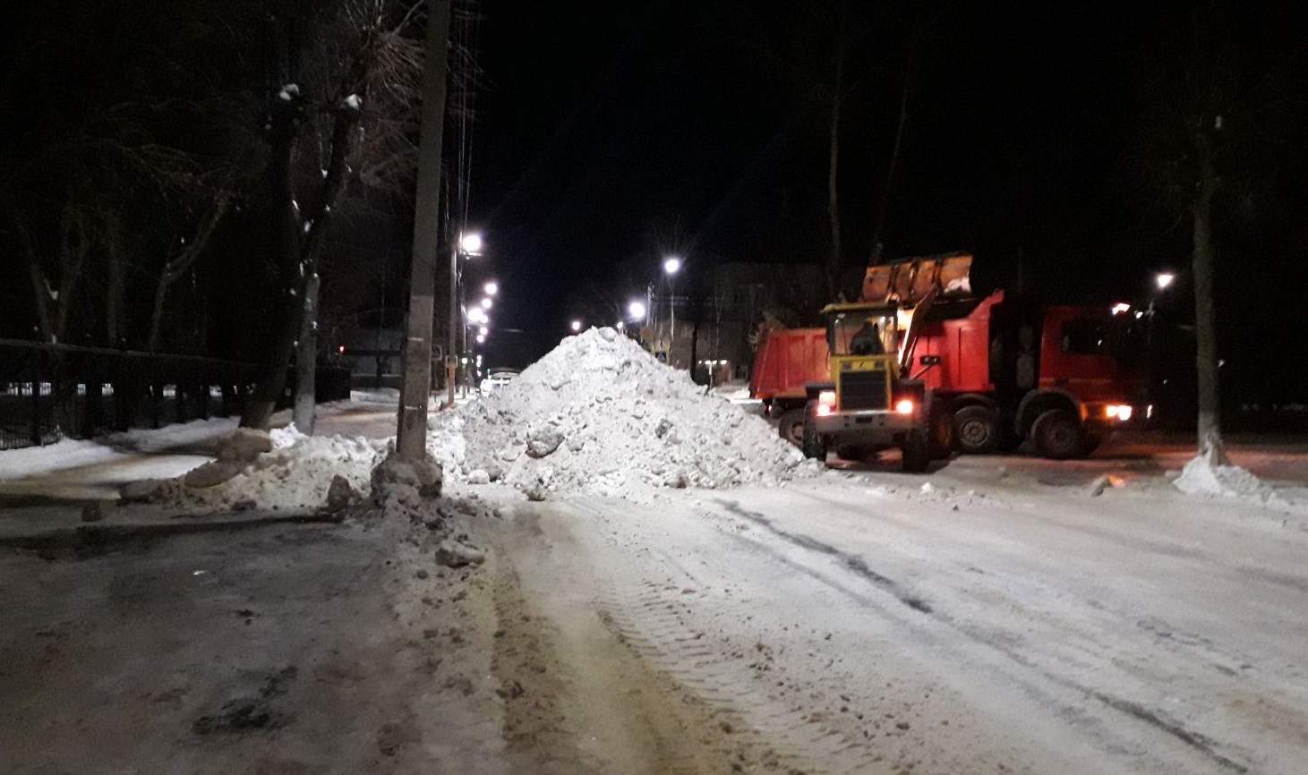 Необычайно много снега вывезли из Костромы за ночь