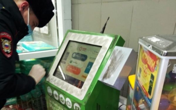 В Костроме среди бела дня обчистили два банкомата