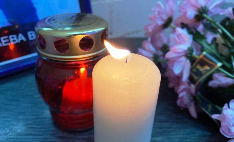 В память о погибшей девочке в Костроме развернули стихийный мемориал