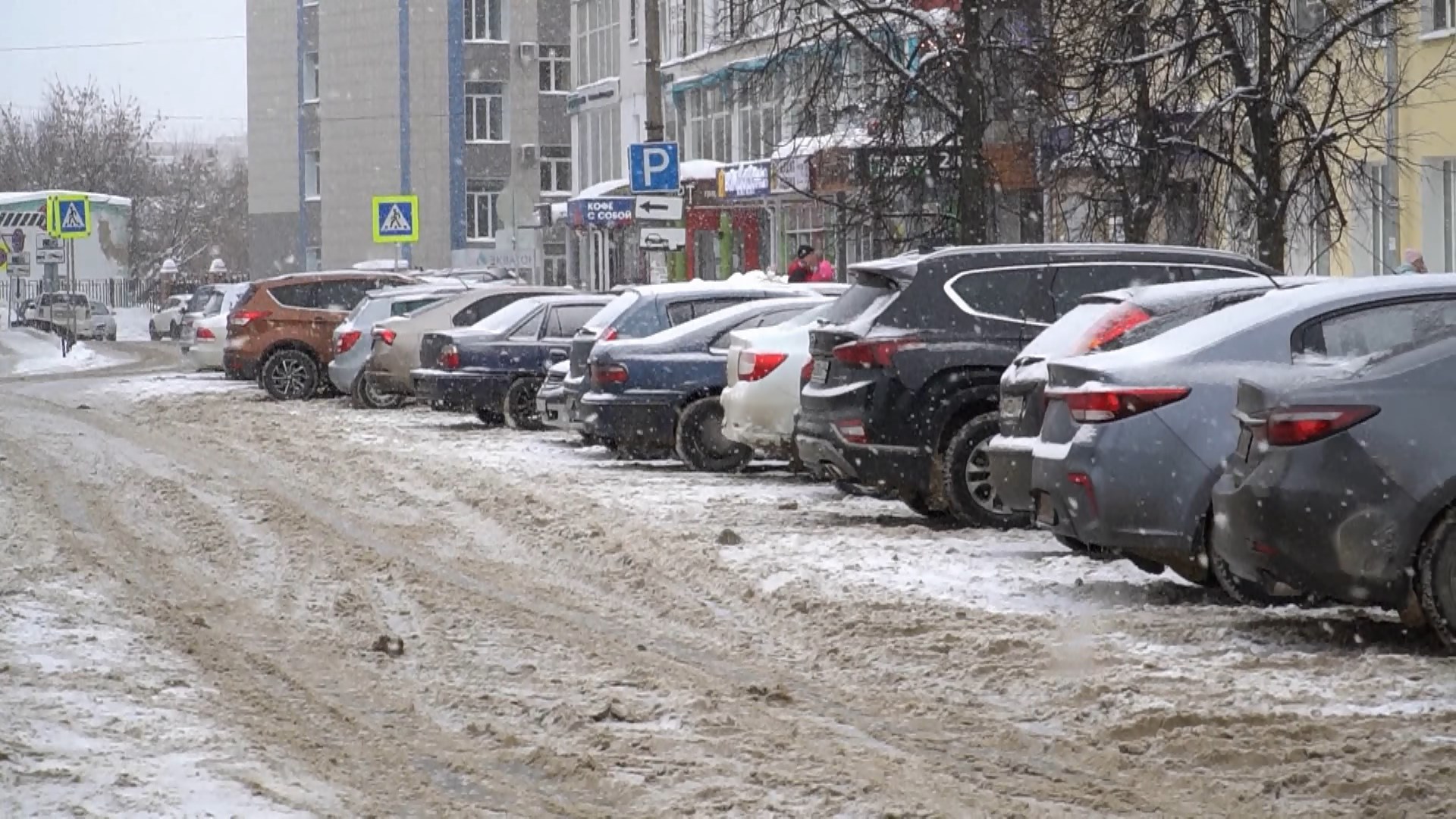 Костромские дорожники расчищают общественные парковки